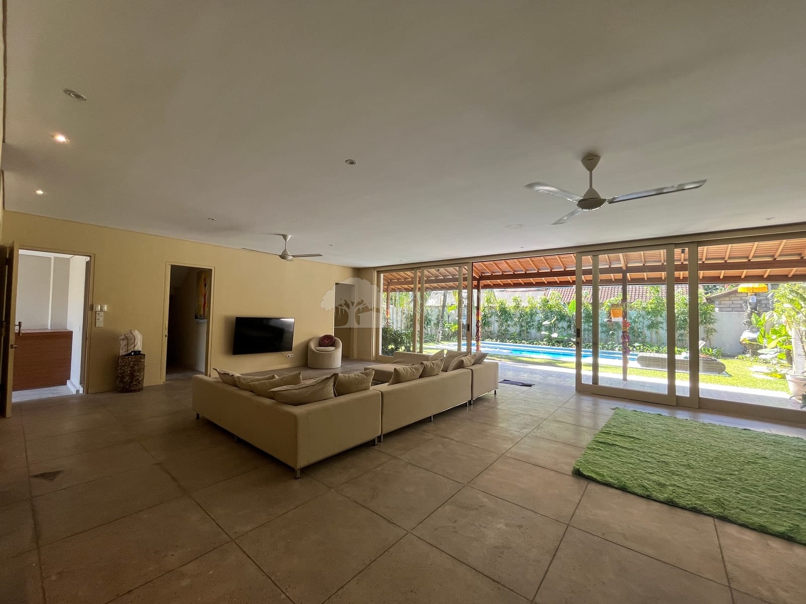 Rumah Gerbang Biru Downstairs — photo 7 of 18