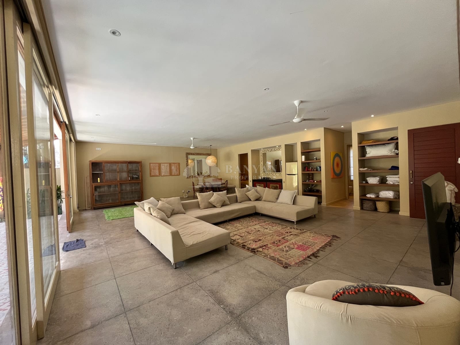 Rumah Gerbang Biru Downstairs — photo 8 of 18